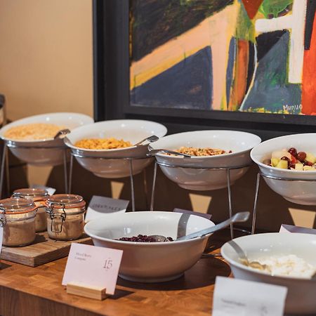 No 15 By Guesthouse, Bath Bagian luar foto A breakfast buffet