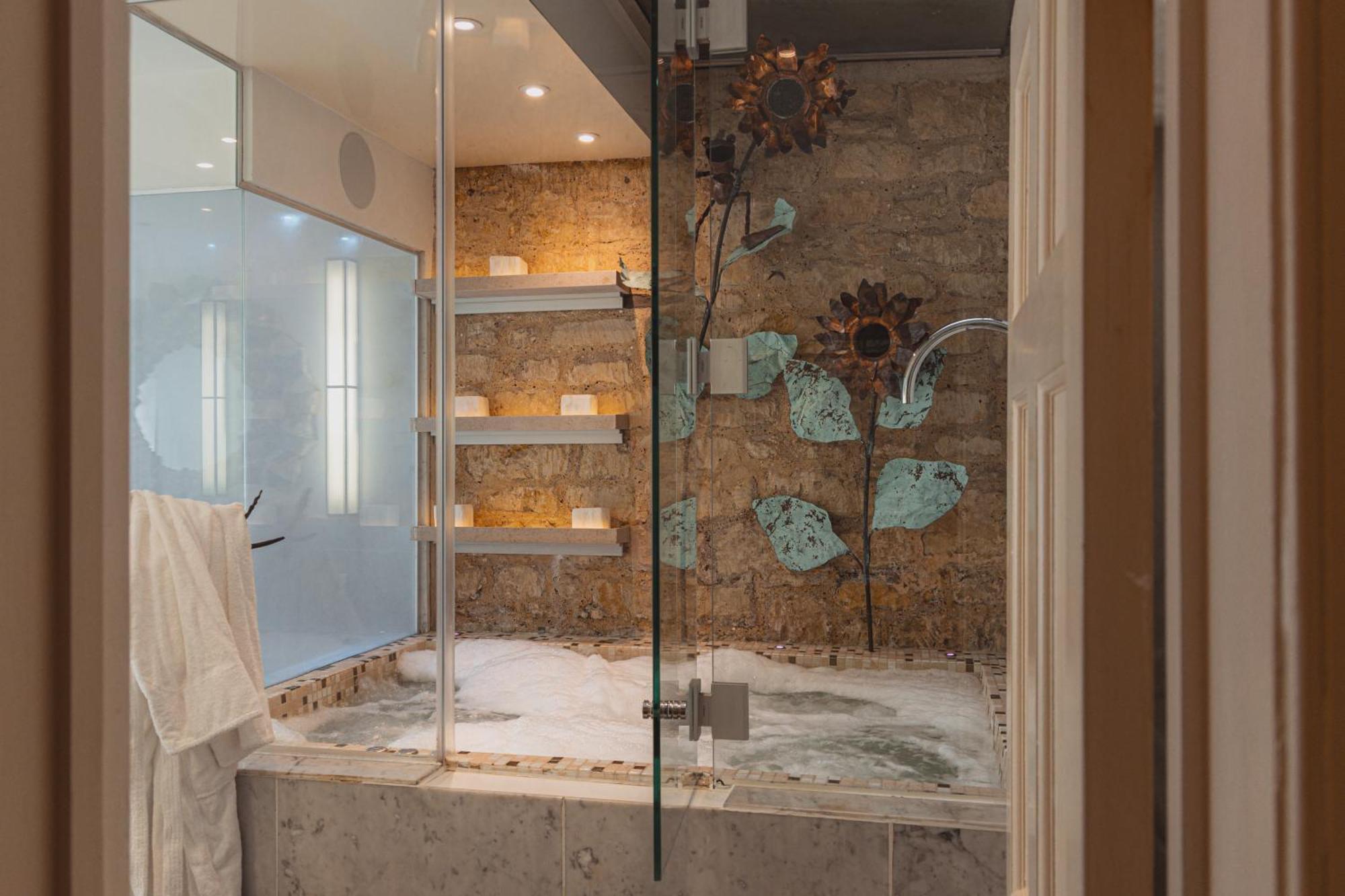 No 15 By Guesthouse, Bath Bagian luar foto A shower enclosure with a fixed glass panel