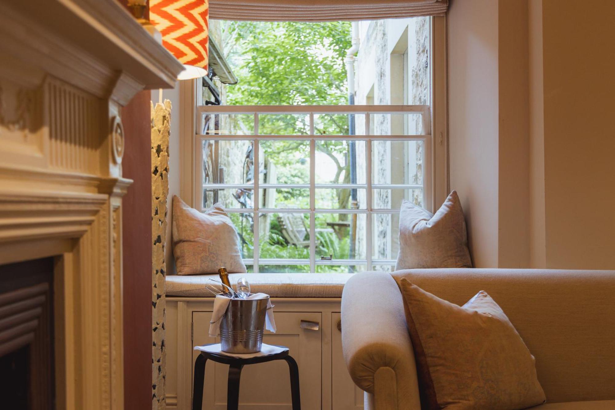 No 15 By Guesthouse, Bath Bagian luar foto The window at 170 Queen's Gate