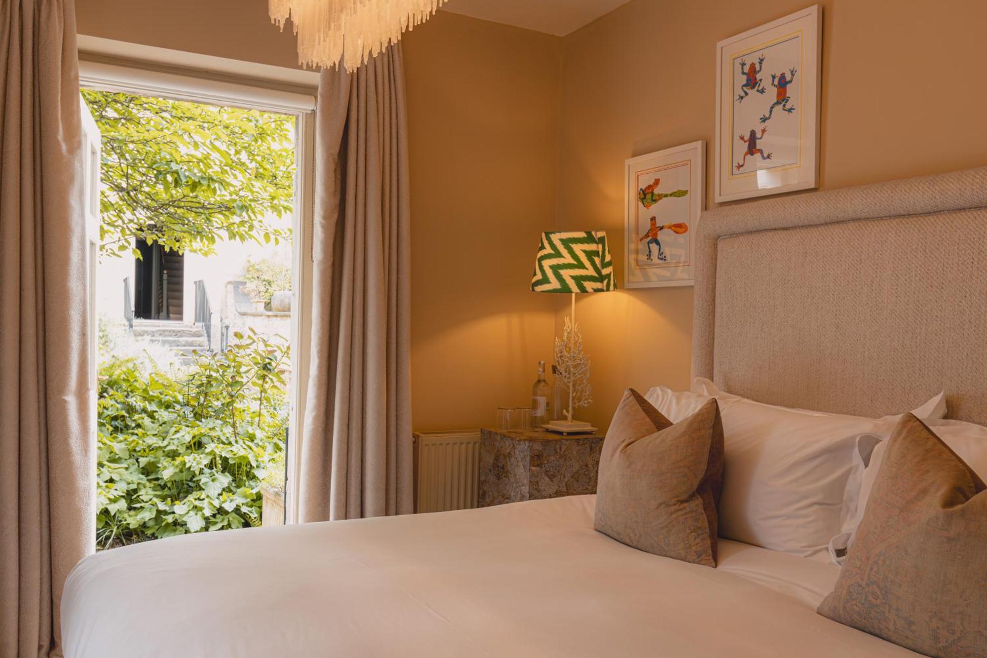 No 15 By Guesthouse, Bath Bagian luar foto A bedroom at the hotel