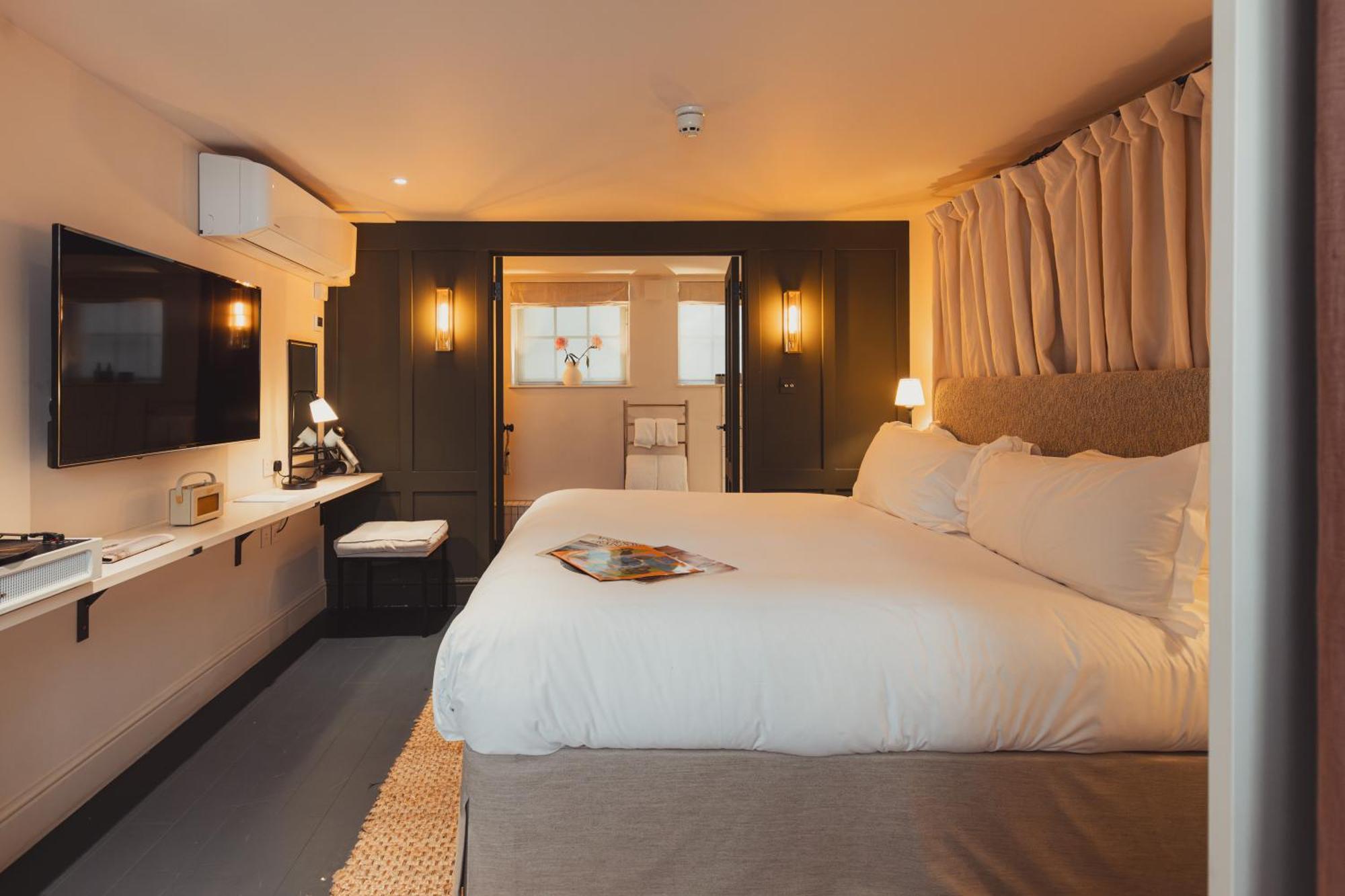 No 15 By Guesthouse, Bath Bagian luar foto A bedroom on board