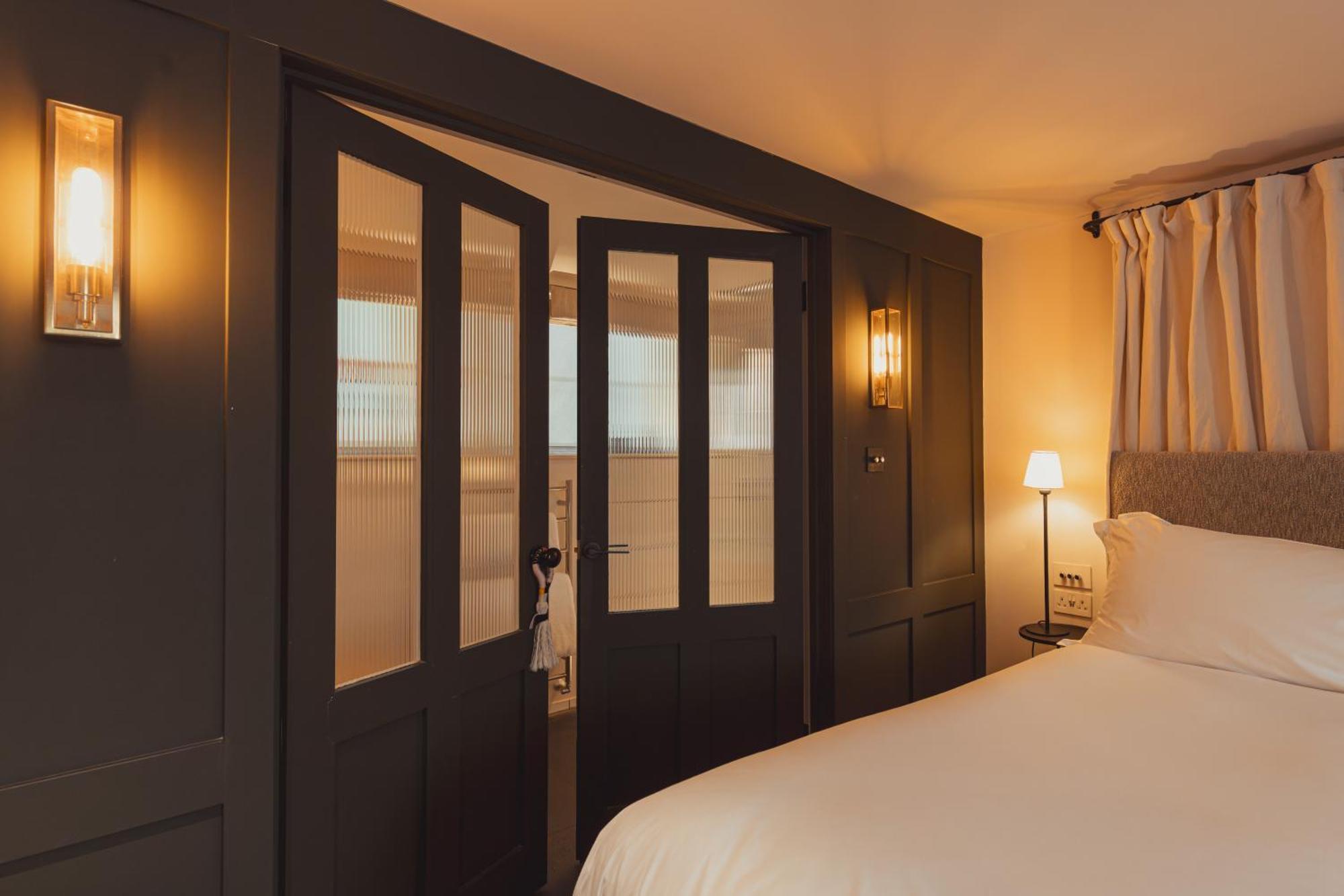 No 15 By Guesthouse, Bath Bagian luar foto A room at the hotel