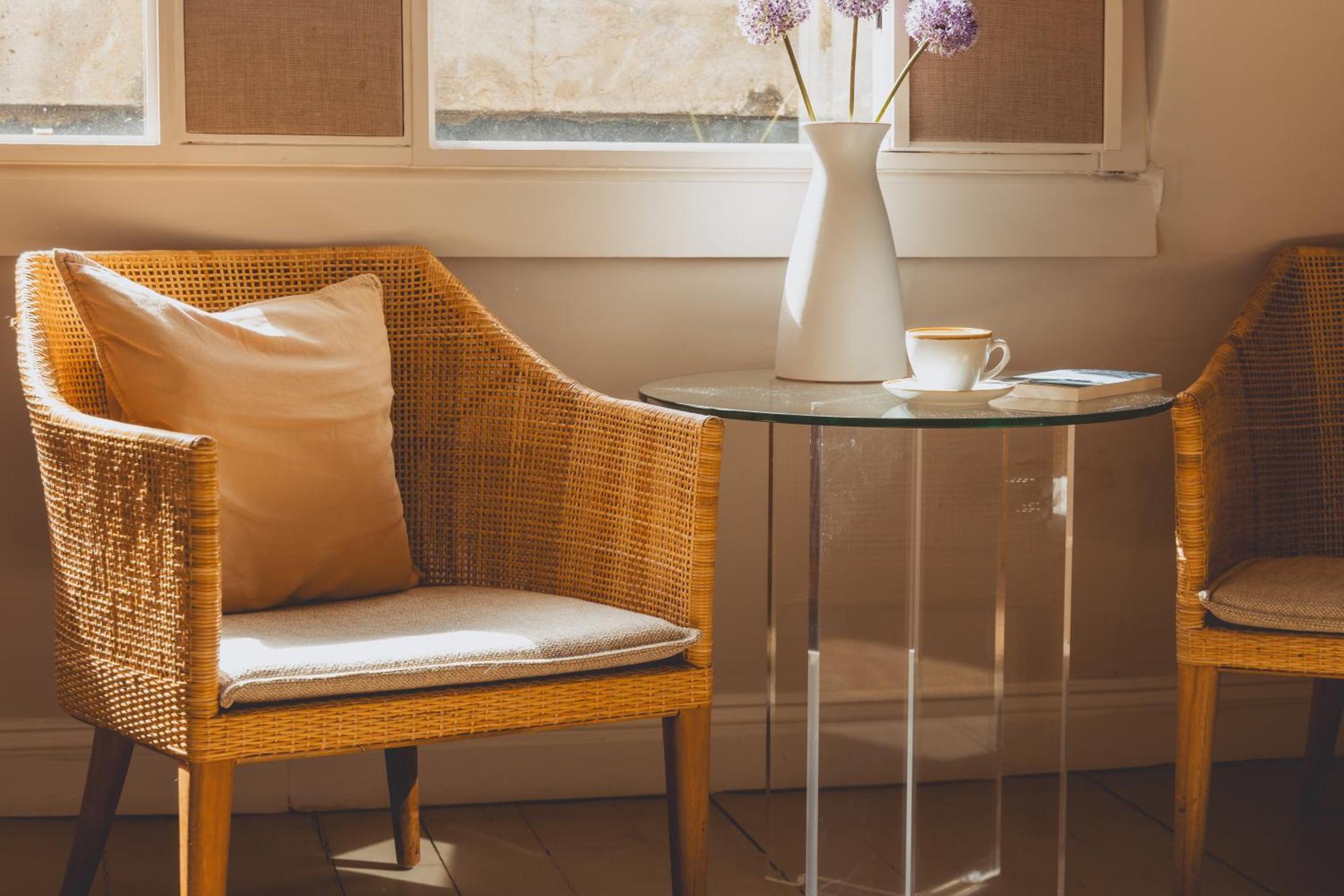 No 15 By Guesthouse, Bath Bagian luar foto A table made of acrylic