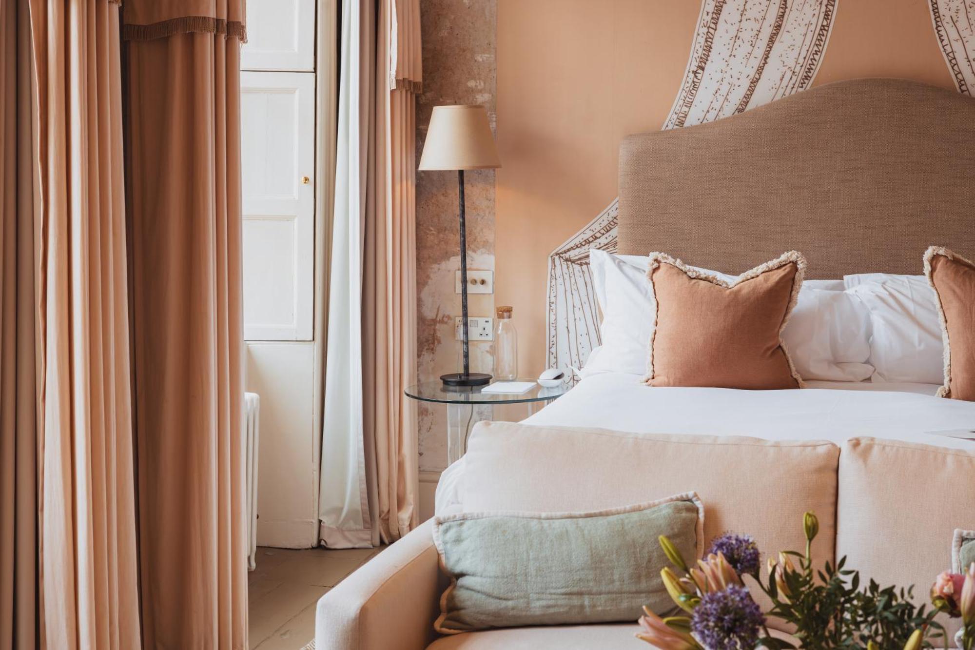 No 15 By Guesthouse, Bath Bagian luar foto A bedroom at The Mitre