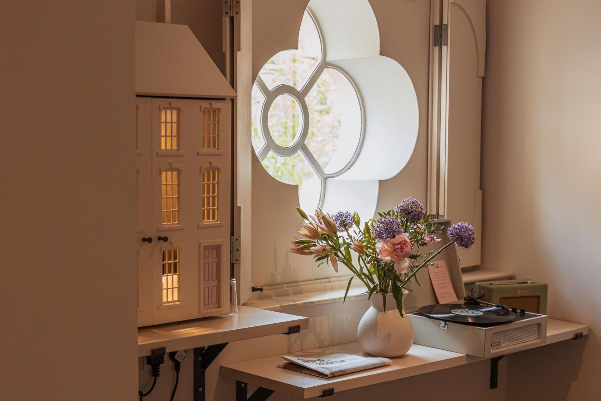 No 15 By Guesthouse, Bath Bagian luar foto The window of the library