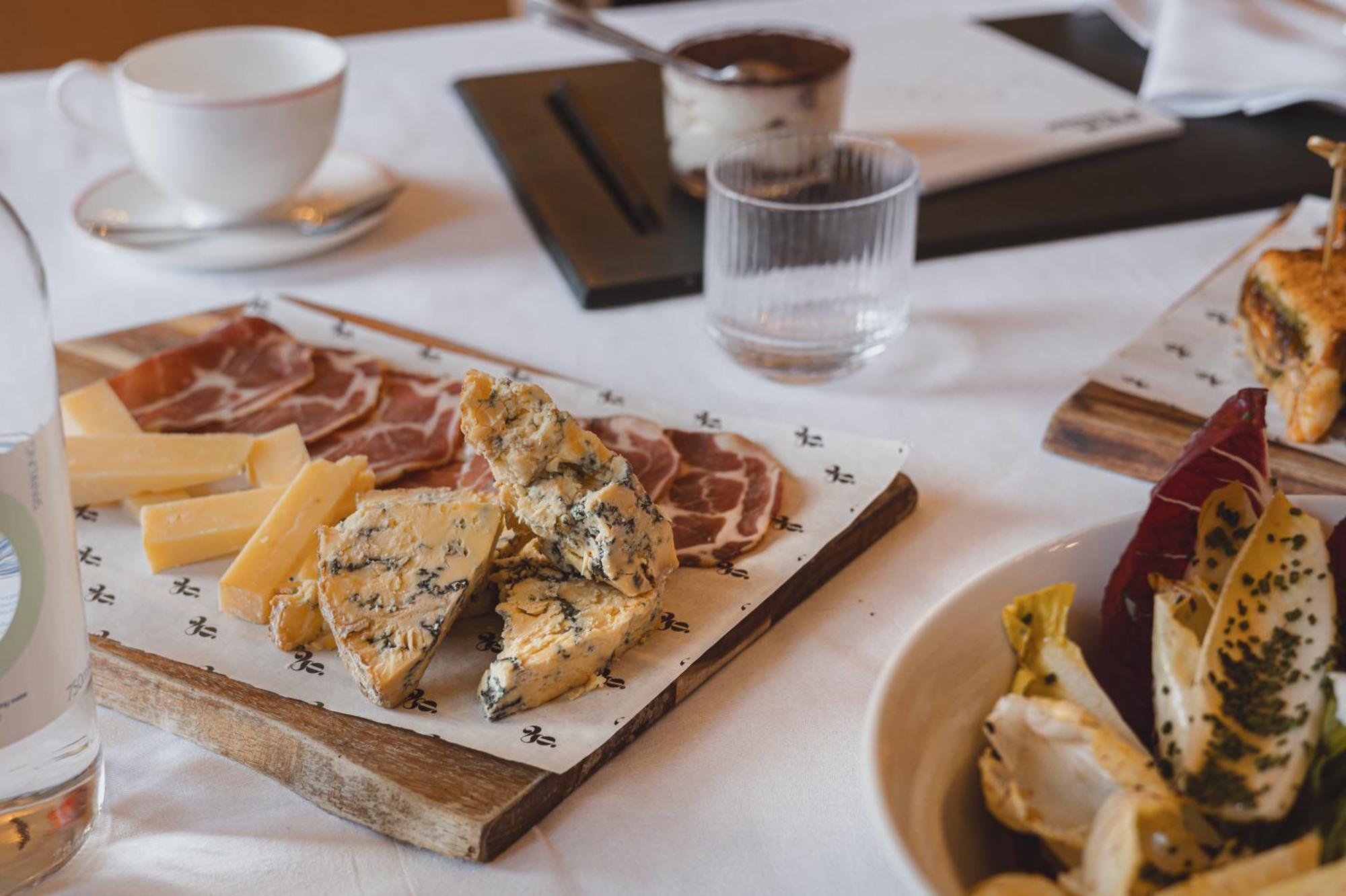 No 15 By Guesthouse, Bath Bagian luar foto Blue cheese with prosciutto