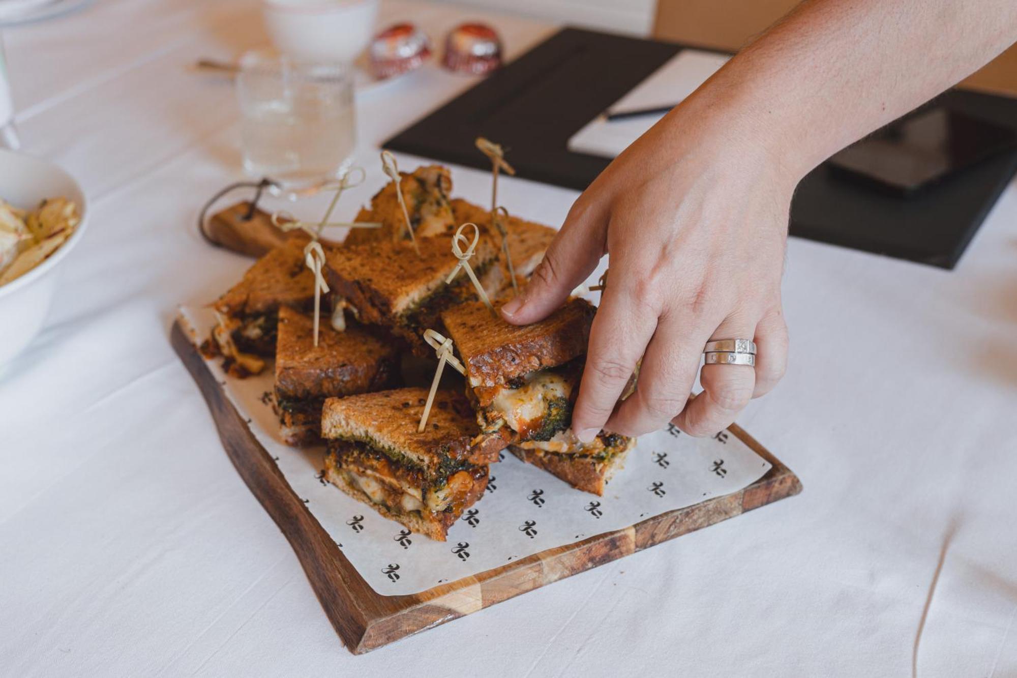 No 15 By Guesthouse, Bath Bagian luar foto A hand picking up a canapé