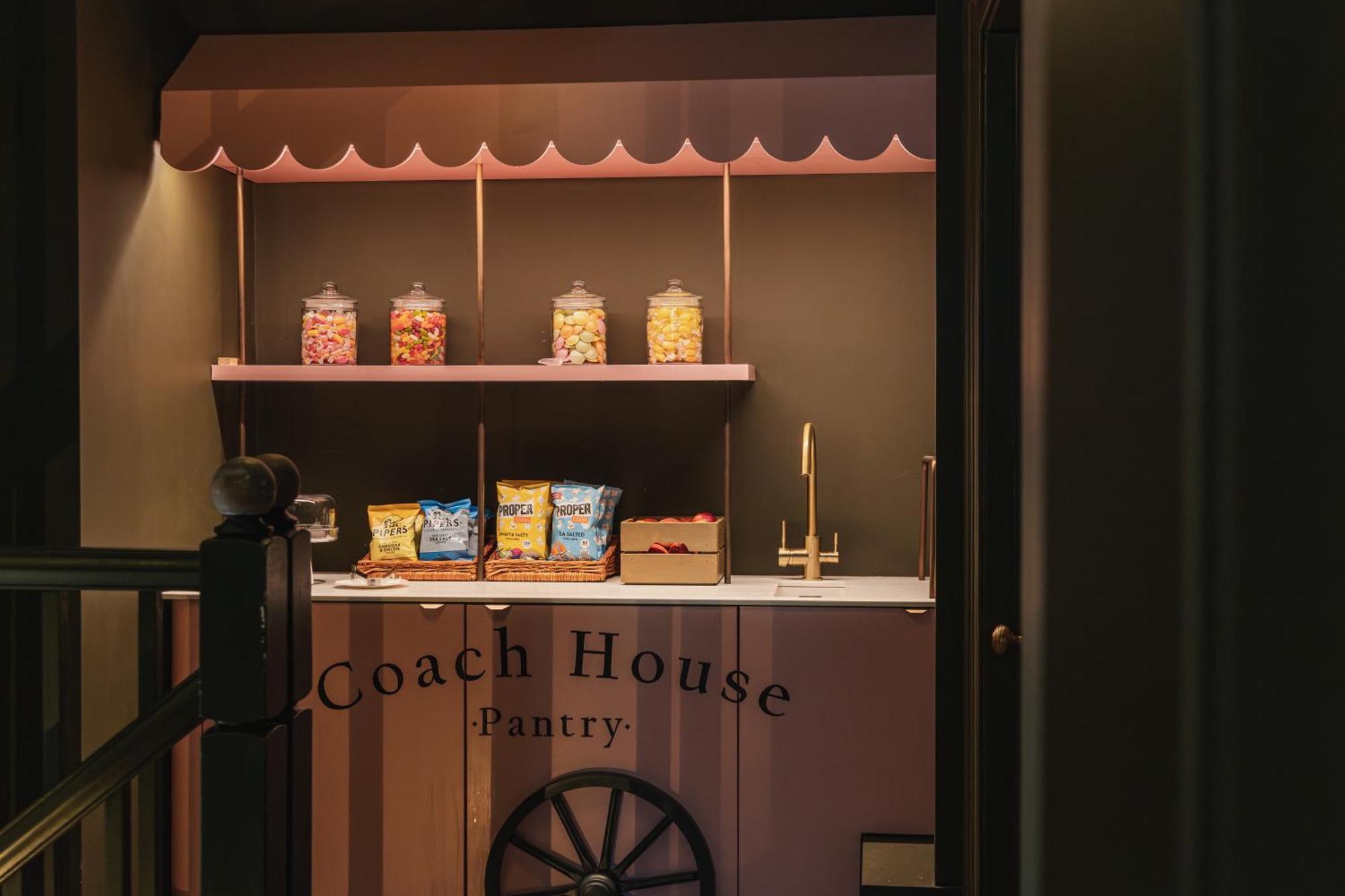 No 15 By Guesthouse, Bath Bagian luar foto The pantry