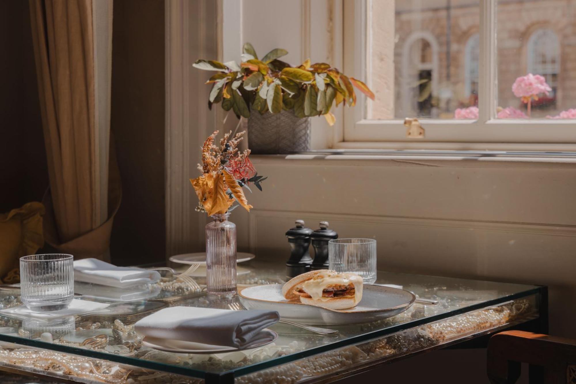 No 15 By Guesthouse, Bath Bagian luar foto A table at the restaurant