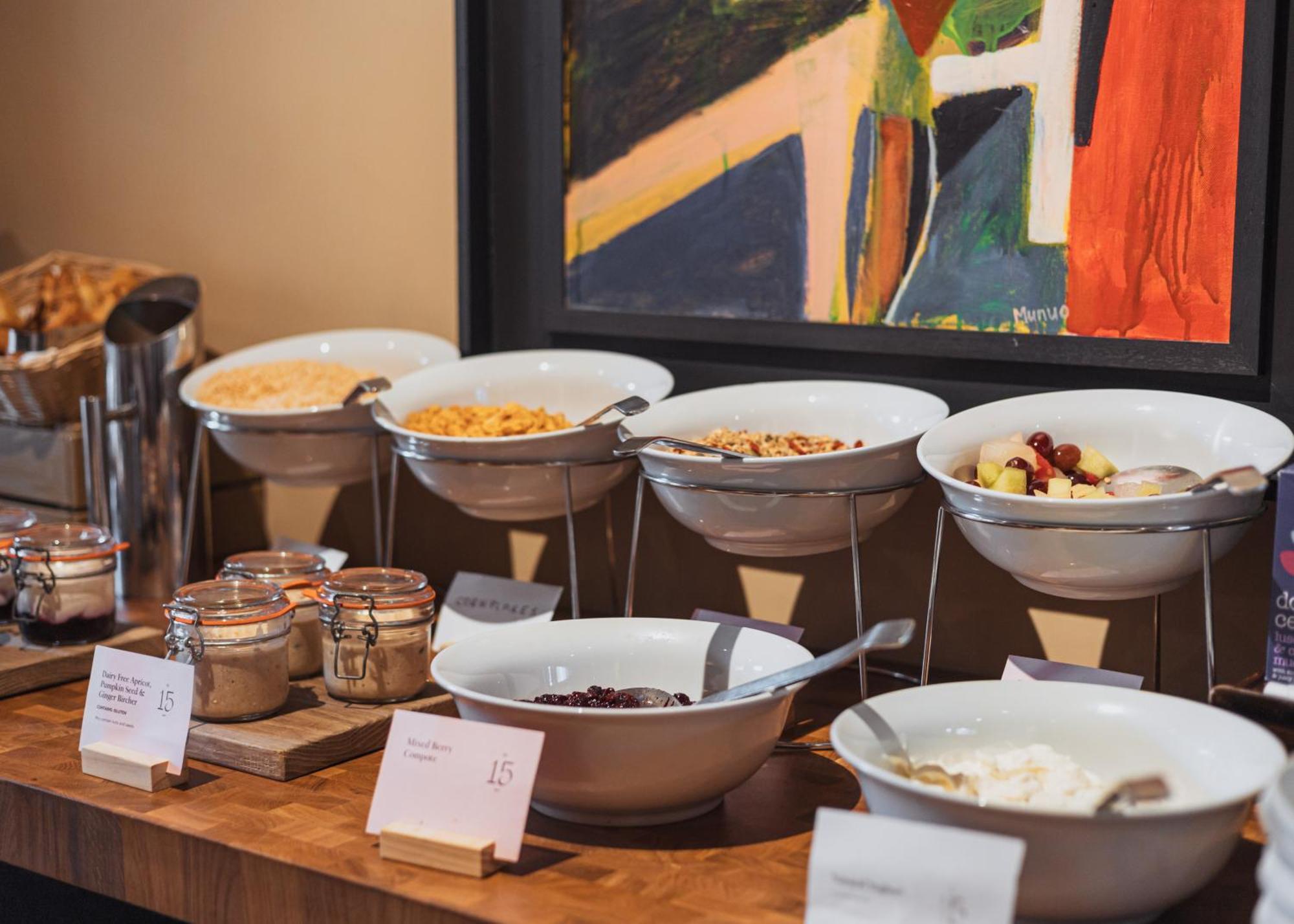 No 15 By Guesthouse, Bath Bagian luar foto A breakfast buffet