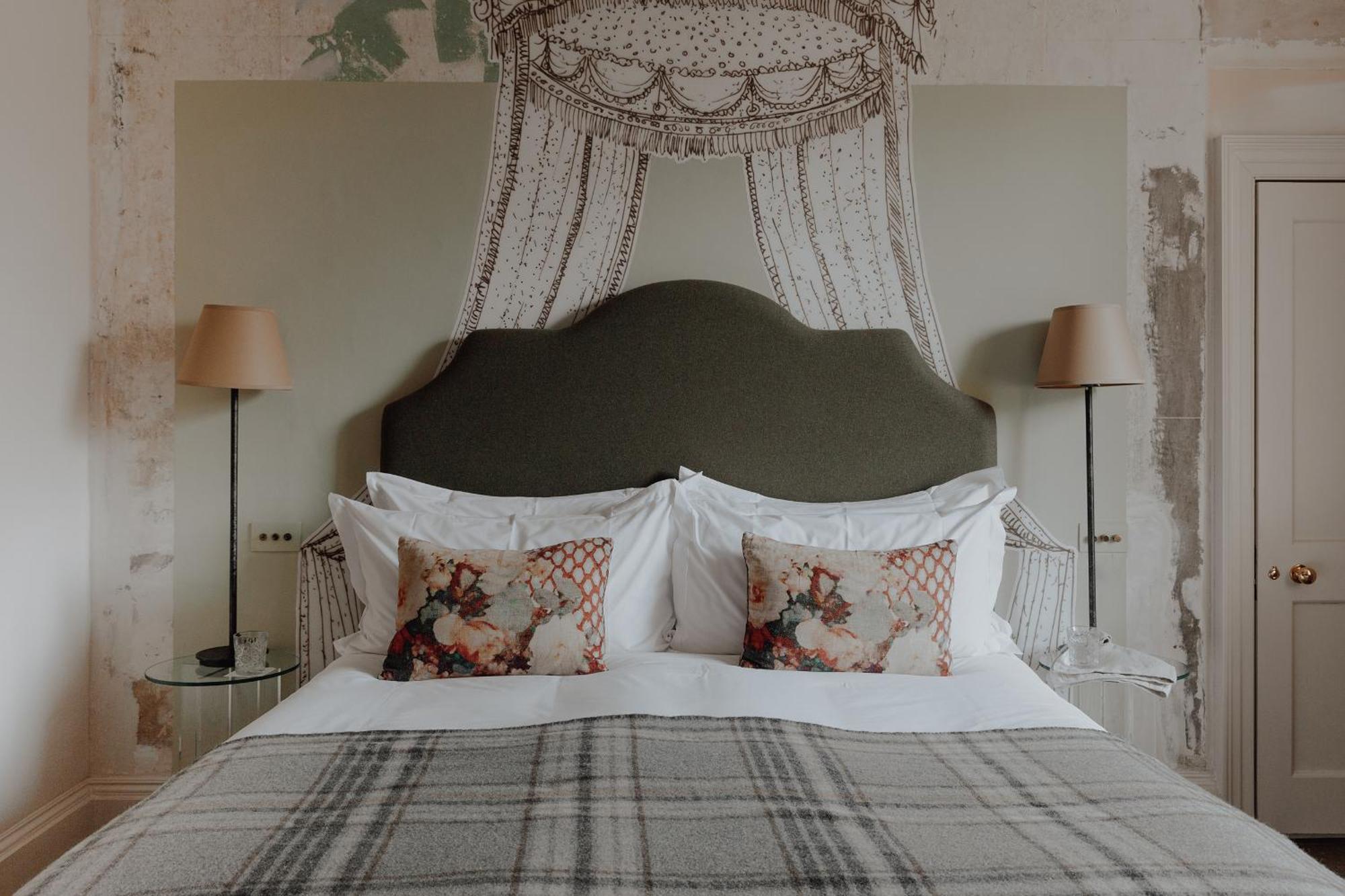 No 15 By Guesthouse, Bath Bagian luar foto The bedroom at The Old Post Office