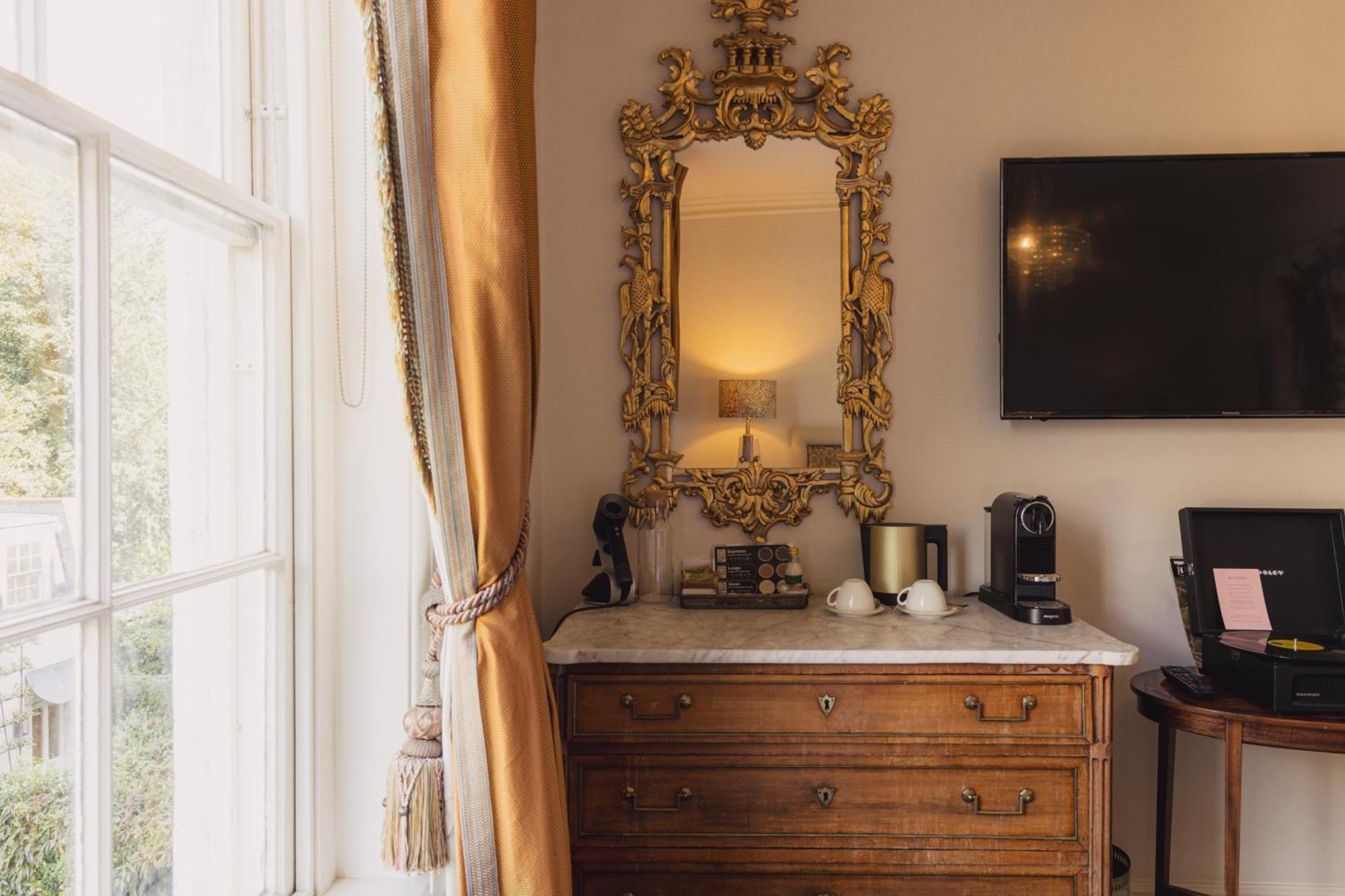 No 15 By Guesthouse, Bath Bagian luar foto A Nespresso machine in a hotel room