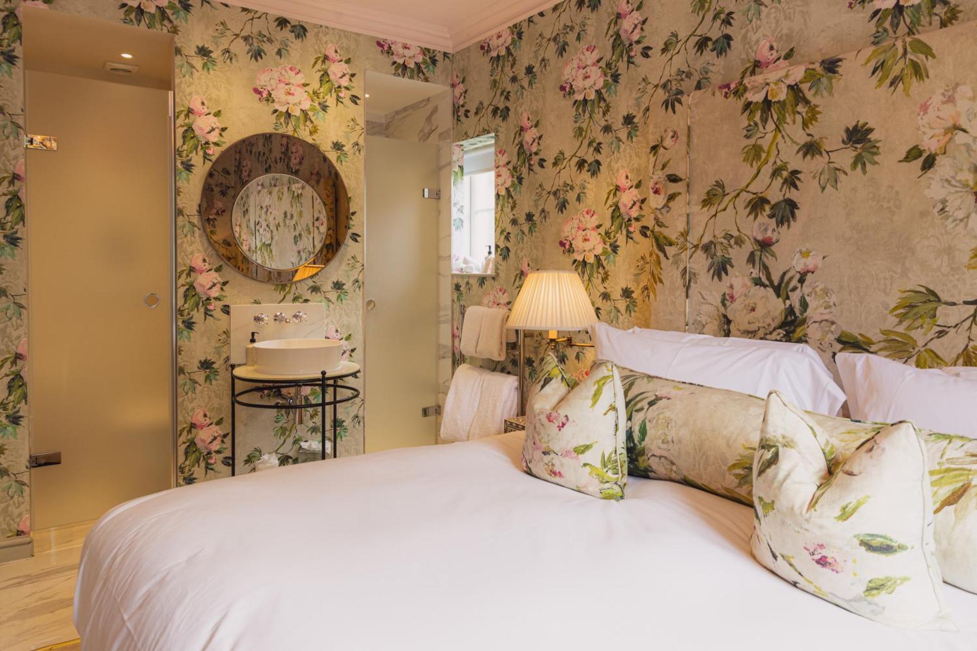 No 15 By Guesthouse, Bath Bagian luar foto A bedroom at The Old parsonage