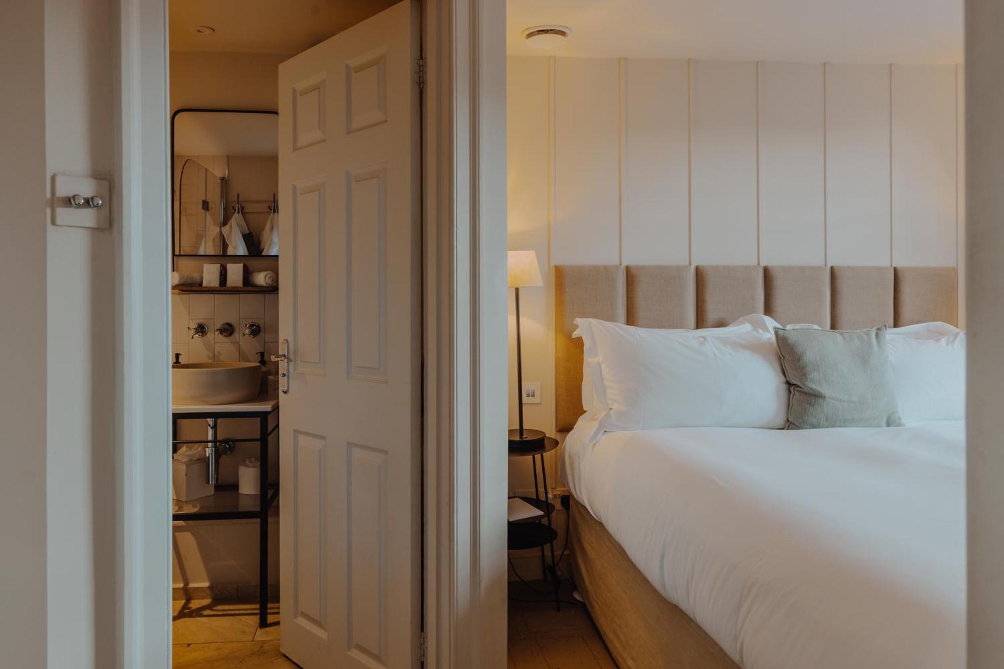 No 15 By Guesthouse, Bath Bagian luar foto A bedroom at The Swan