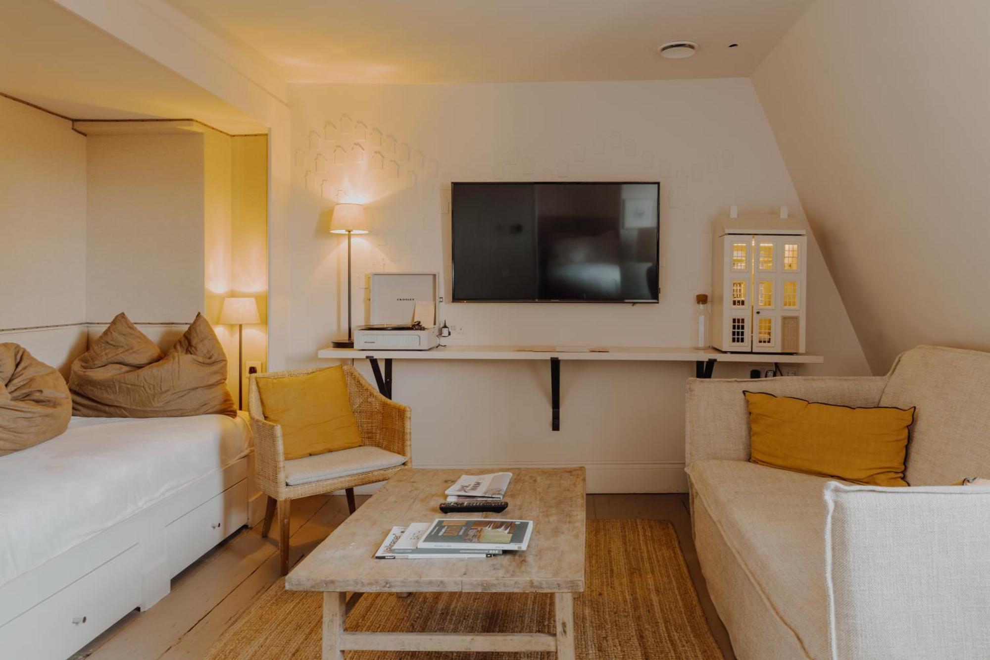 No 15 By Guesthouse, Bath Bagian luar foto A room at the Hotel